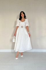 Ekru Göğüs Kup Detaylı Kemerli Brode Elbise