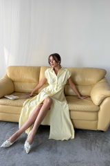 KOLSUZ VATKALI ÖNDEN DÜĞMELİBEL PENS DETAYLI POPLİN ELBİSE - Sarı