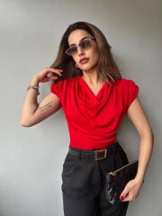 Kadın V Yaka Vatka Detay Kolsuz Dökümlü Bluz