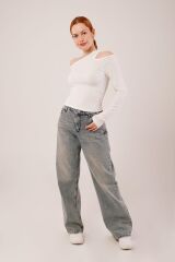 Omuz Dekolte Detaylı Beyaz Bluz