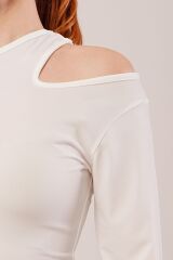 Omuz Dekolte Detaylı Beyaz Bluz