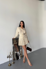 ÖNDEN GOLD DÜĞMELİ PİLELİ KISA ELBİSE - Bej