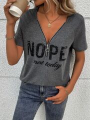 Kadın Kısa Kollu önden Fermuarlı Yazı Baskılı Viskon Bluz