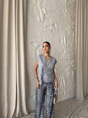 YANDAN BAĞLAMA DETAYLI KOLSUZ BLUZ - Gri