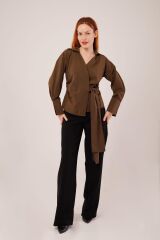 Kruvaze Yaka Yandan Bağlama Detaylı Kahverengi Gömlek