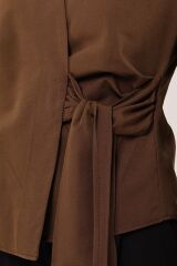 Kruvaze Yaka Yandan Bağlama Detaylı Kahverengi Gömlek