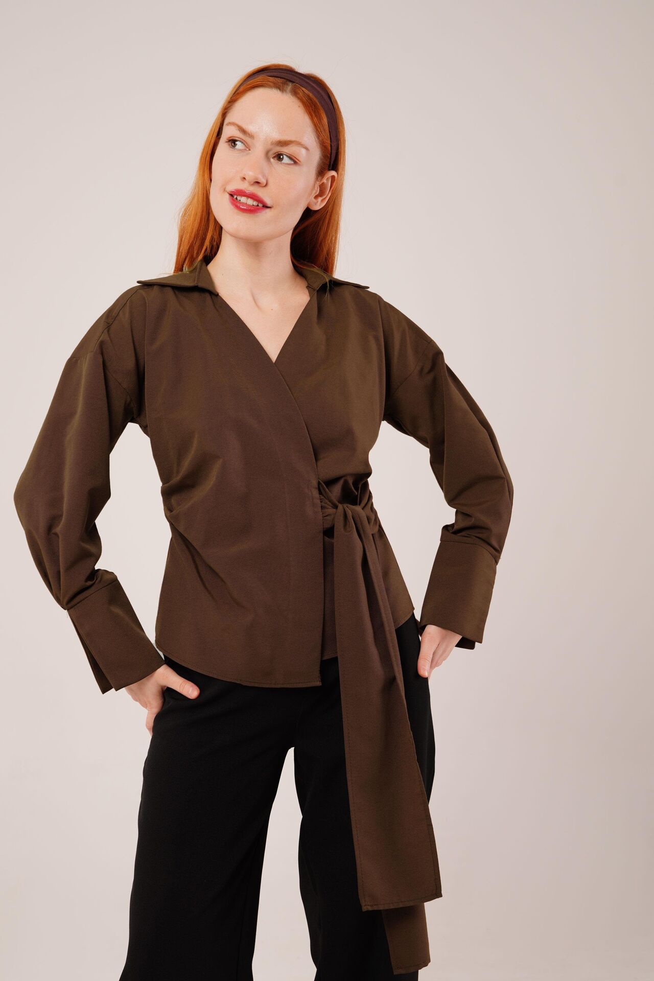 Kruvaze Yaka Yandan Bağlama Detaylı Kahverengi Gömlek