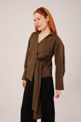 Kruvaze Yaka Yandan Bağlama Detaylı Kahverengi Gömlek