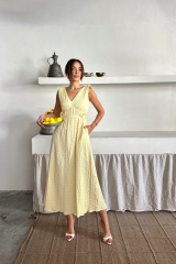 MÜSLİN ELBİSE OMUZ BÜZGÜ DETAYLI V YAKA KOLSUZ ELBİSE - Sarı