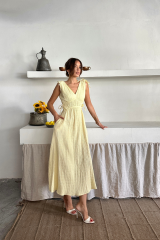 MÜSLİN ELBİSE OMUZ BÜZGÜ DETAYLI V YAKA KOLSUZ ELBİSE - Sarı