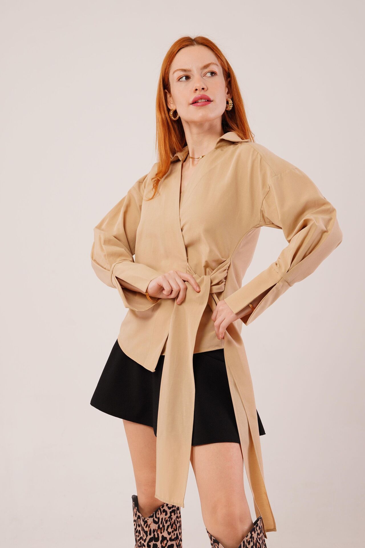 Kruvaze Yaka Yandan Bağlama Detaylı Camel Gömlek