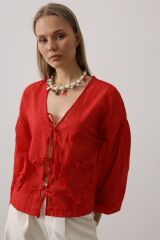 Kalp Detaylı Bağlamalı Brode Bluz - Kırmızı