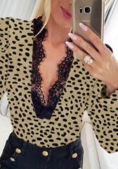 Kadın Uzun Kollu önden Derin Dantel Yaka Leopar Desenli Dalgıç Bluz
