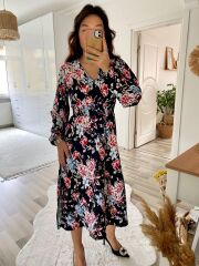 Kadın Uzun Kollu Kruvaze Yaka Beli Lastikli Yandan Yırtmaçlı Desenli Dalgıç Elbise