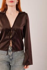 Önden Bağlama Detaylı Saten Kahverengi Bluz