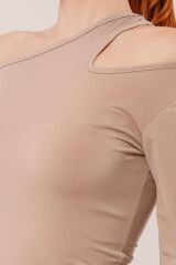 Omuz Dekolte Detaylı Krem Bluz