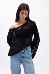 Kayık Yaka Ajurlu Bluz