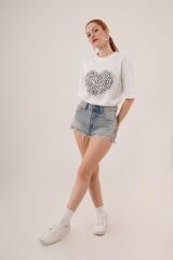 Kalp Baskılı Crop Beyaz Tişört