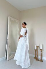 Beyaz Arkası Bağlamalı Brode Elbise