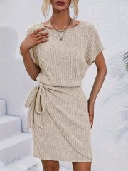 Kadın Kısa Kollu Yakası Açık Belden Lastikli Yandan Bağlamalı Kalın Fitilli Kaşkorse Elbise