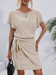 Kadın Kısa Kollu Yakası Açık Belden Lastikli Yandan Bağlamalı Kalın Fitilli Kaşkorse Elbise