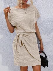 Kadın Kısa Kollu Yakası Açık Belden Lastikli Yandan Bağlamalı Kalın Fitilli Kaşkorse Elbise